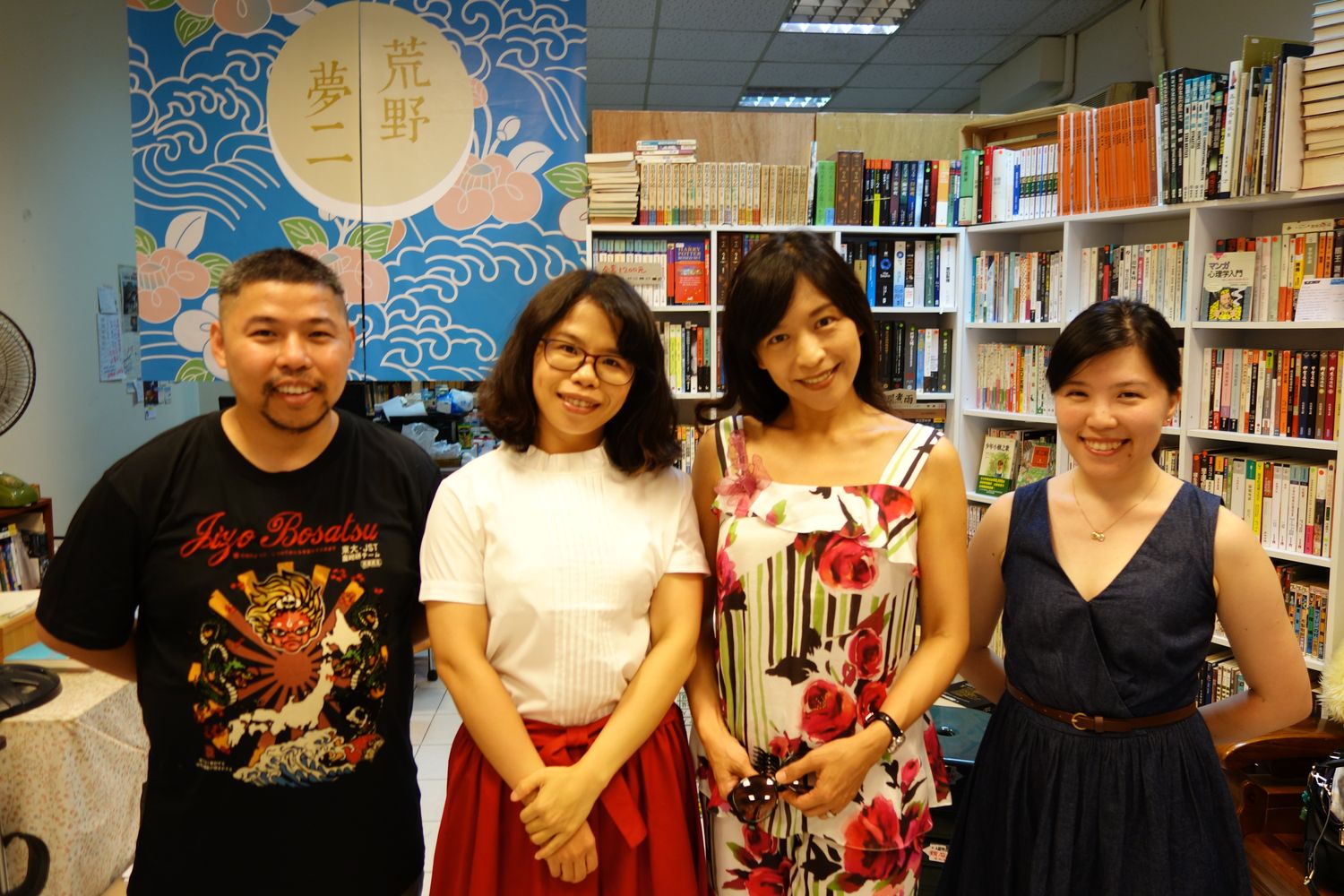 小說家創作之餘,還要回校讀書,順便揪同學上網團購衣服