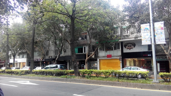 民生東路旁的街道與商店