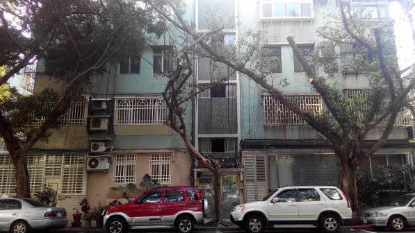 正中央可見的為前門樓梯,另外兩個樓梯則隱身於樓中