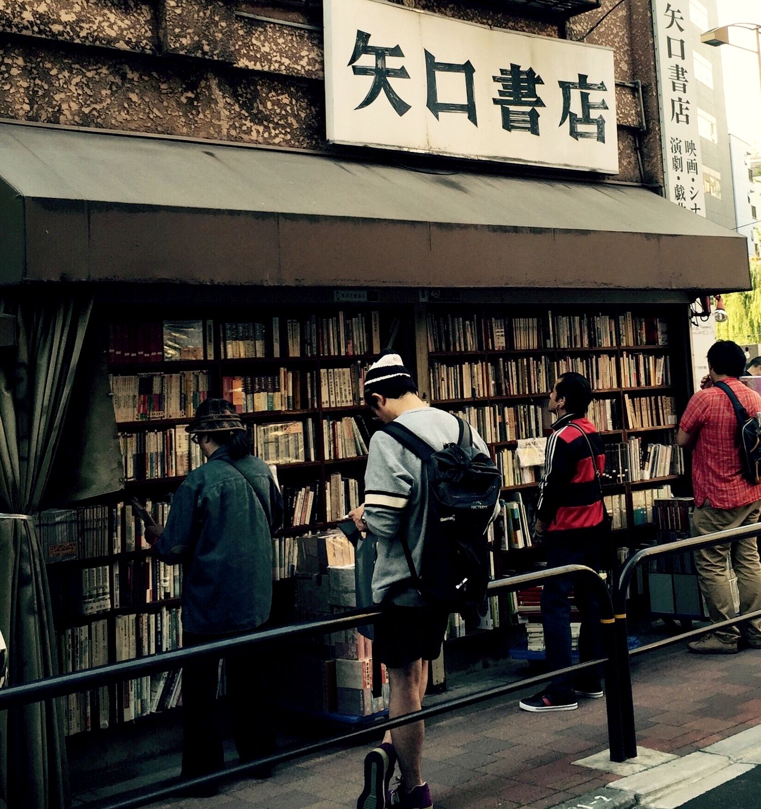 晴空下的書店,書與人之間最美的風景──東京神保町古書街的晴空‧書市