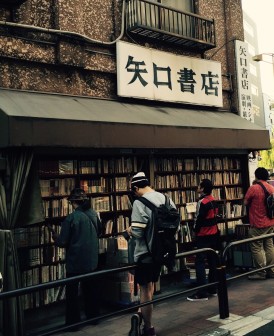 在街角邊安靜閱讀的學生。