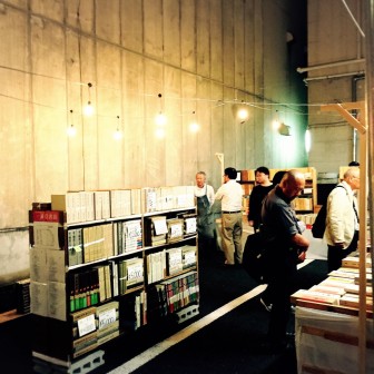有百年歷史的「一誠堂」書店,在旁特闢廣場擺設書牆。