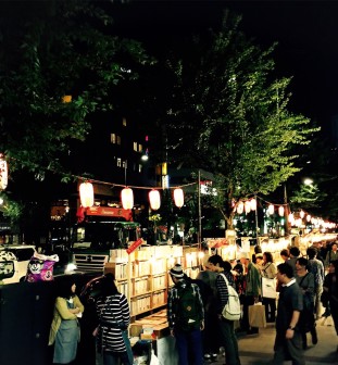 靖國通上,掛滿祭典燈籠,瀏覽書牆的愛書人。