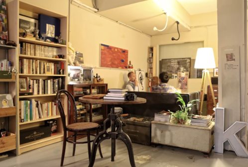 陳陸寬 貓下去『淤青小(酒)館』計劃負責人。高雄人,年輕的時候念餐飲科,玩過創作樂團,曾任設計雜誌編輯,現為專職料理人。作菜之外文字產量豐富,作品散見報章雜誌專欄,同時經營部落格「寬六九,以及其無法完整的敲擊」。