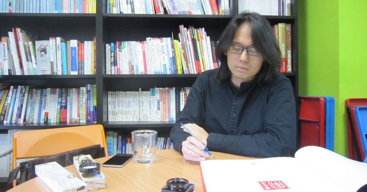 諸君所見,皆非名勝古蹟,而是超現實但日常的街景。專訪《寄生之廟》作者賴伯威