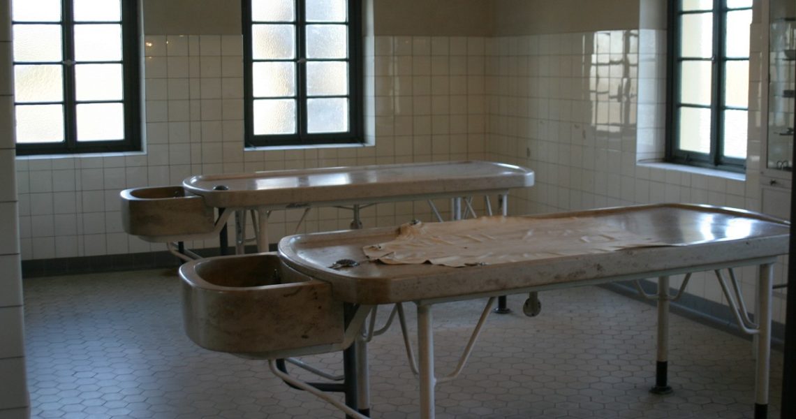 我們把遺體推到冰庫前面 突然聽到好像有指甲在抓屍袋的聲音 Readmoo閱讀最前線readmoo閱讀最前線