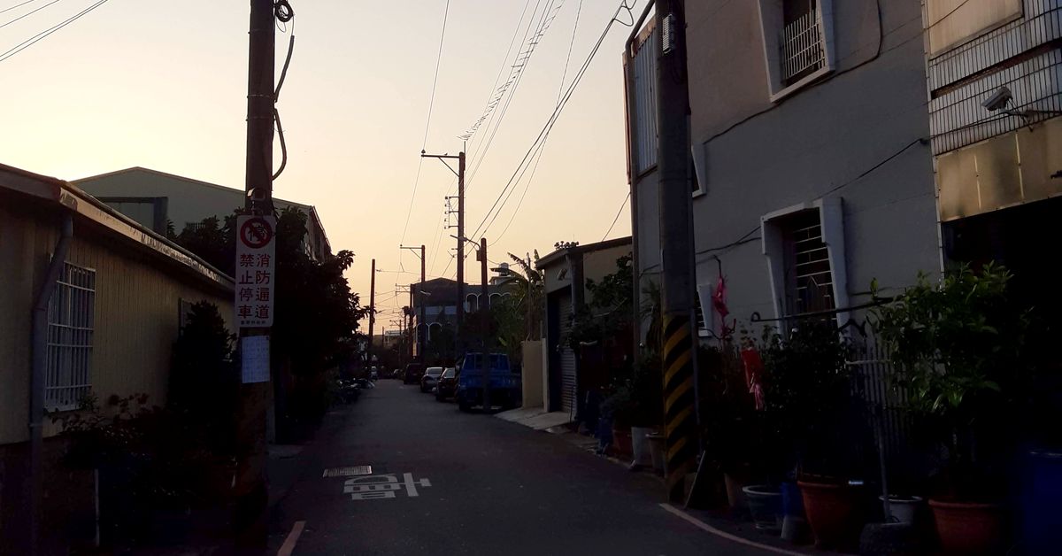隱藏在「異常」標籤下的真實──專訪《屋簷下的交會》作者任依島