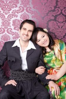 家華與善德的結婚照，雙方都穿著庫德族的傳統服飾。