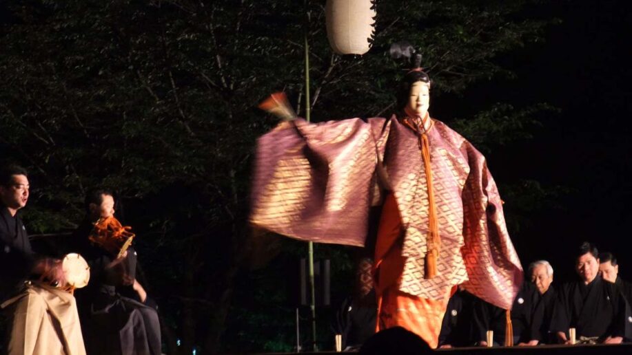 自古以來能樂只有男性才能登台演出,因為能樂的表演必須仰賴男性剛強的肉體形態 - Readmoo閱讀最前線