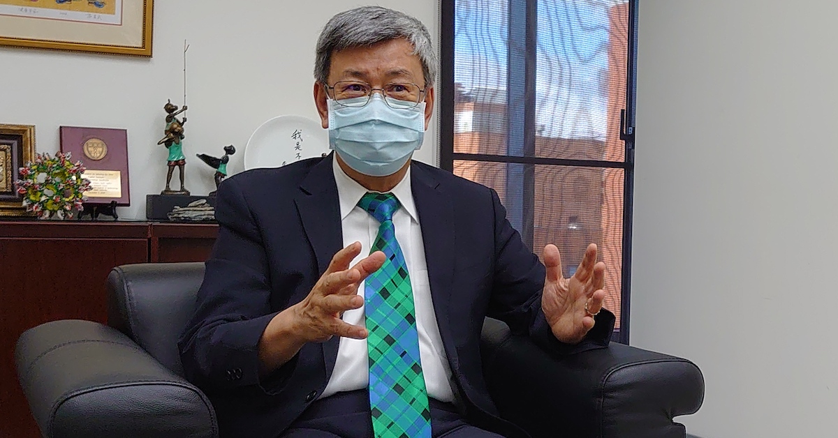 「無代無誌(bô-tāi-bô-tsì)是按怎(sī-án-tsuánn)跟我提史懷哲傳記啦!」——科學與信仰並重,十月店長陳建仁的閱讀