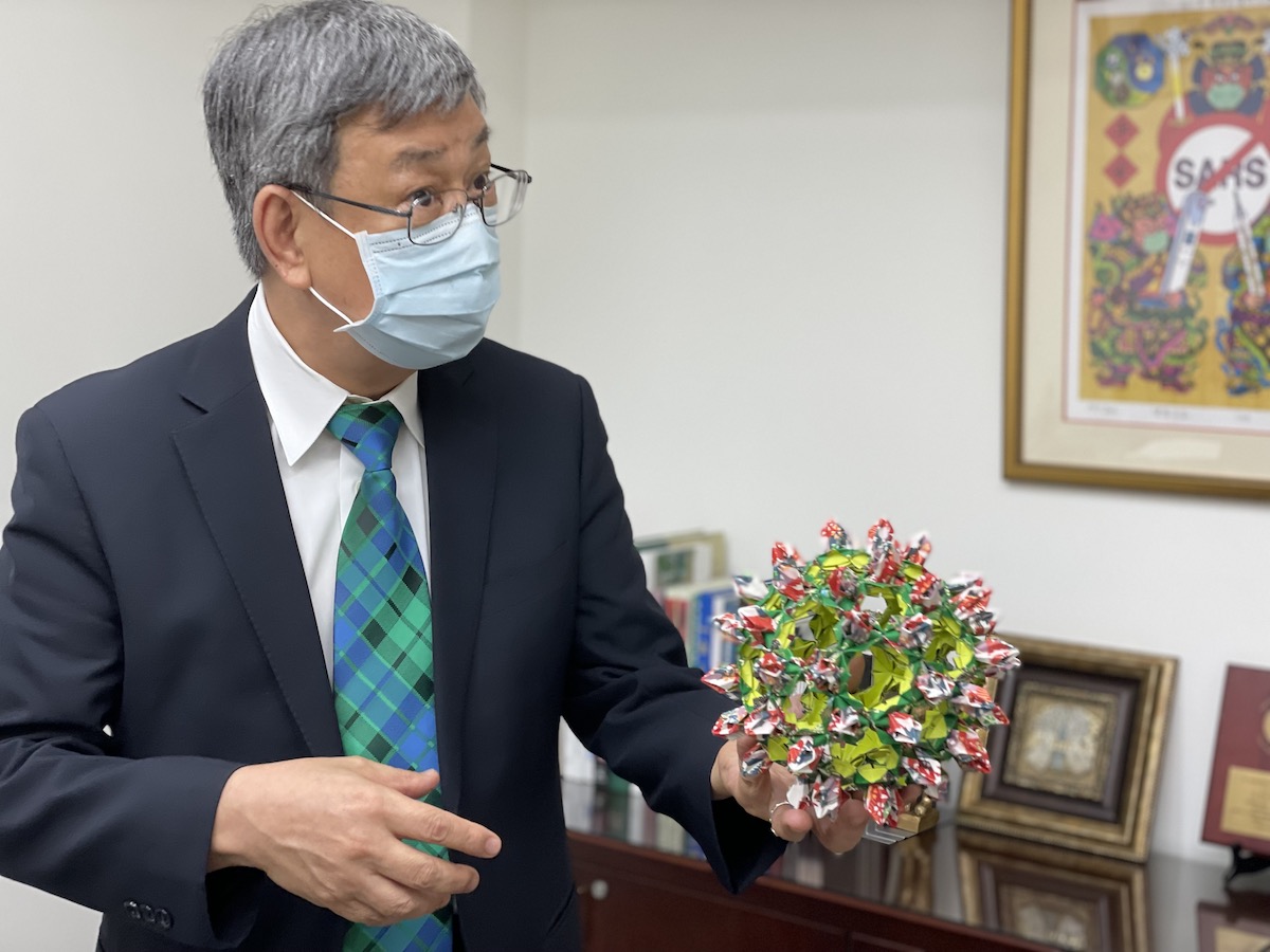 陳建仁講解以日本摺紙製成的 Covid-19 新冠病毒模型。