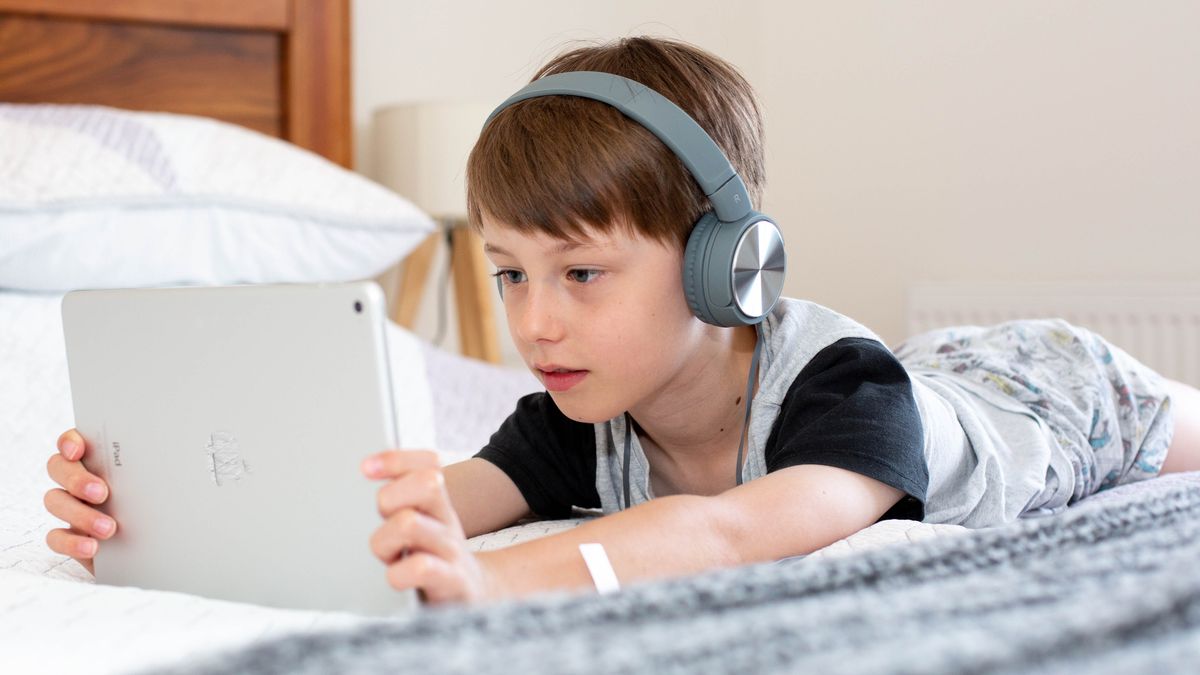 【讀者舉手】淺談數位時代的親子關係──讀《14歲前該跟孩子聊的14件事》