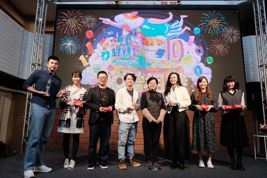 圖說:文學獎得者與頒獎人合影。由左至右為鏡文學編輯孫中文(代《致命登入》作者吳曉樂、《樓上的好人》作者陳思宏領獎)、《不死鳥》作者薛西斯、《婚前一年》作者李柏青、《八尺門的辯護人》唐福睿、文化部人文及出版司副司長朱砡瑩、皇冠出版總編輯許婷婷(代《遺忘.刑警》作者陳浩基領獎)、寶瓶出版副總編輯張純玲(代《偽魚販指南》作者林楷倫領獎)、遠流出版主編蔡昀臻(代《老派少女購物路線》作者洪愛珠、《香江神探福邇,字摩斯》莫理斯領獎)。攝影/周一樹