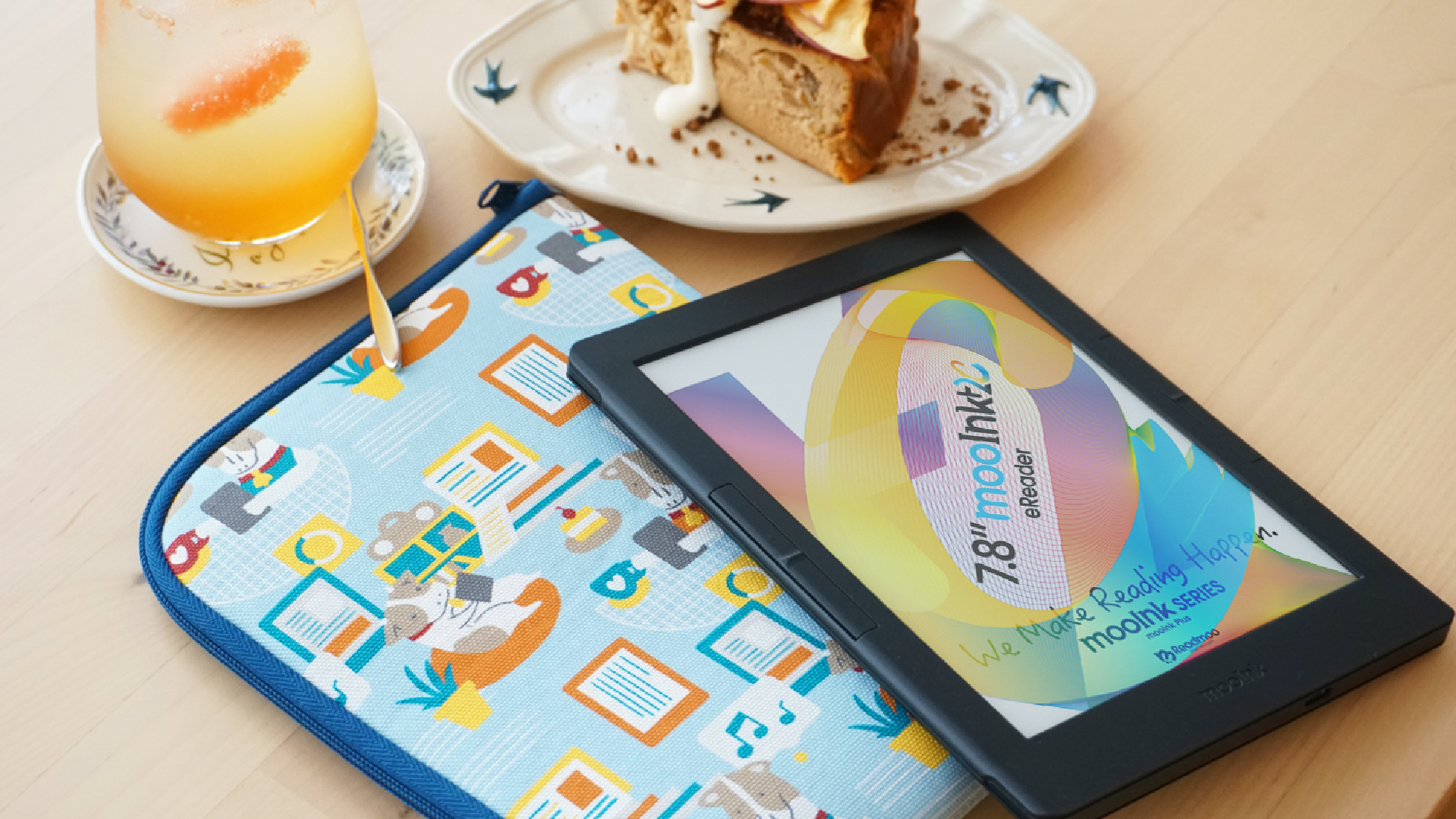 Readmoo 讀墨電子書與印花樂合作設計的「犢犢書布衣」,將與 mooInk Plus 2C 同步啟動預購。