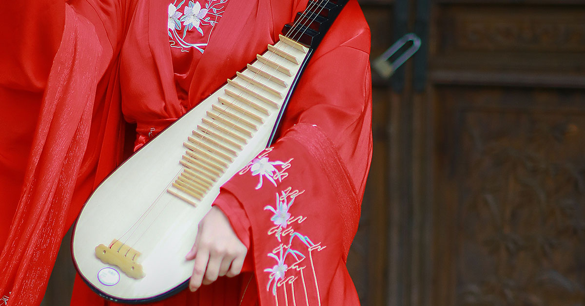 醉漢騷擾江邊女子硬是要她彈琵琶,又名《琵琶行》
