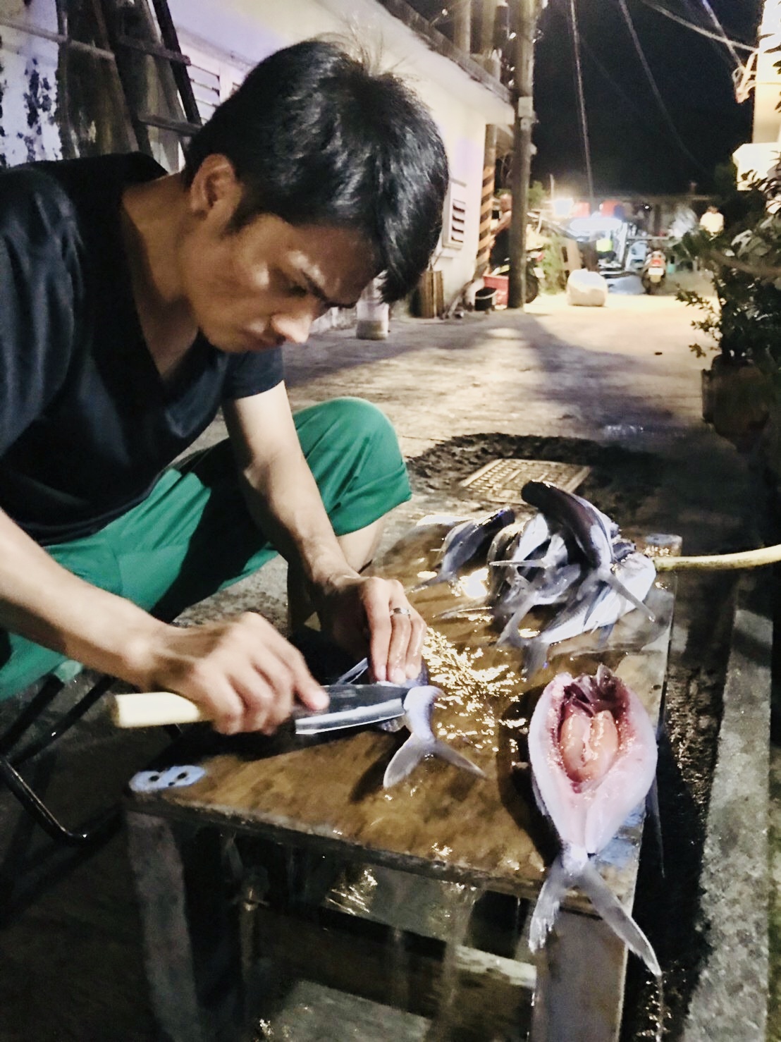 在蘭嶼,處理飛魚是男女分工、各司其職的,掛曬飛魚、將飛魚放入鍋內,是男性的工作,女性則負責清洗魚體、塗抹鹽巴和綁繩。Photo Credit:寶瓶文化提供