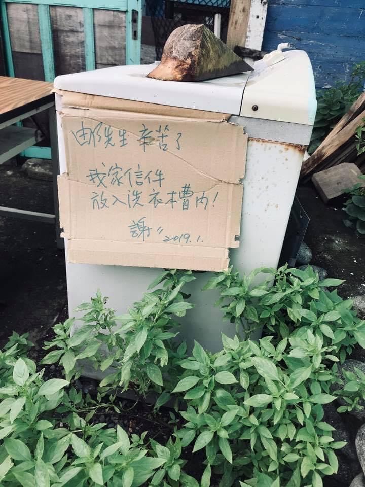 蘭嶼居民會以冰箱、洗衣機、浮球、海上廢棄物等作為信箱。Photo Credit:寶瓶文化提供