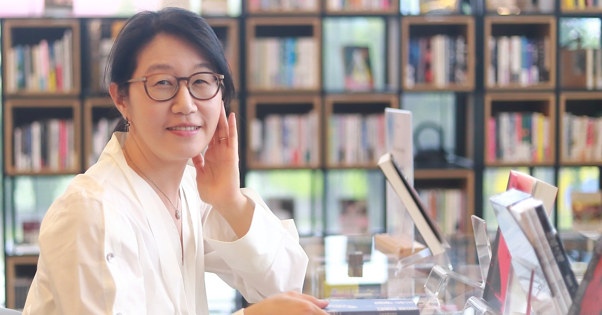 「若再有人問價格,她會說自己是無價的。」——專訪《茶室女人心》作者李玟萱