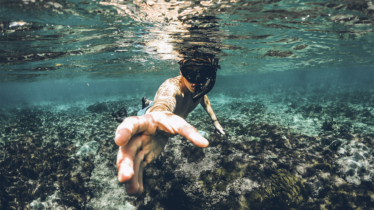 「水鬼」有兩層意思,是那個摸下脖子拿去耳朵的存在;也是那個拉你入水不能上岸的東西……