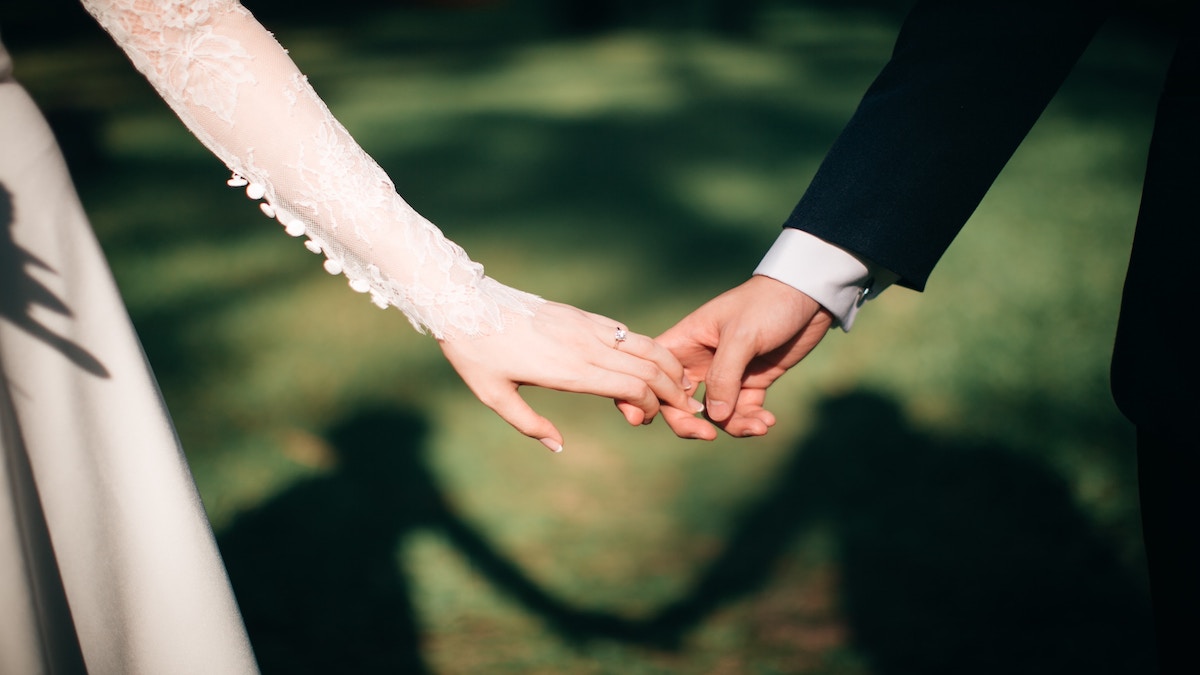 為了與光年外的未婚妻相遇，他成為太空中孤獨的傻瓜