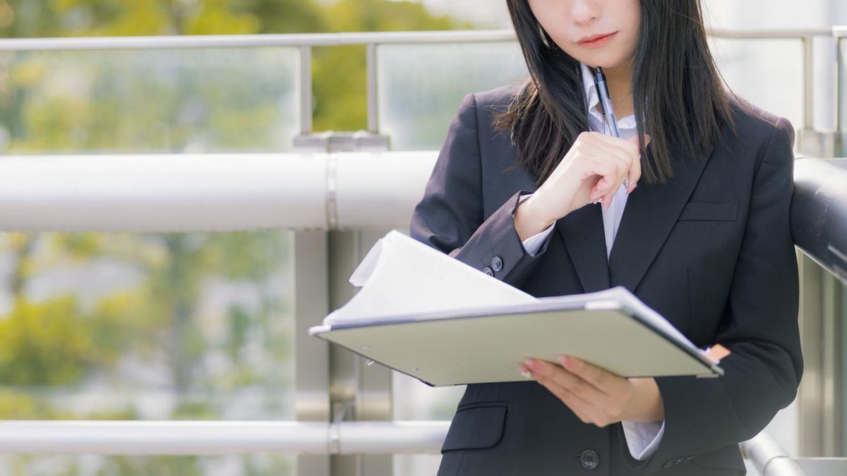 【果子離群索書】當偵探是對某件事的沉迷,而那件事不是「正義」:《偵探的五個季節》