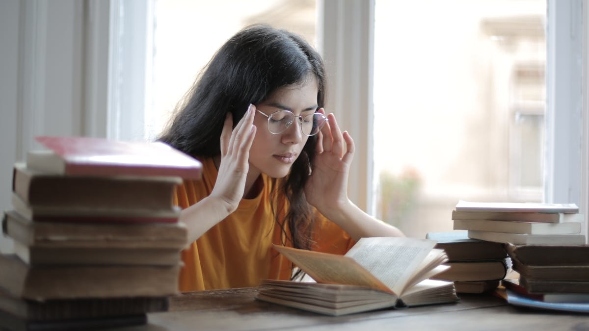 女 學生 唸書 讀書 看書 學習 頭痛
