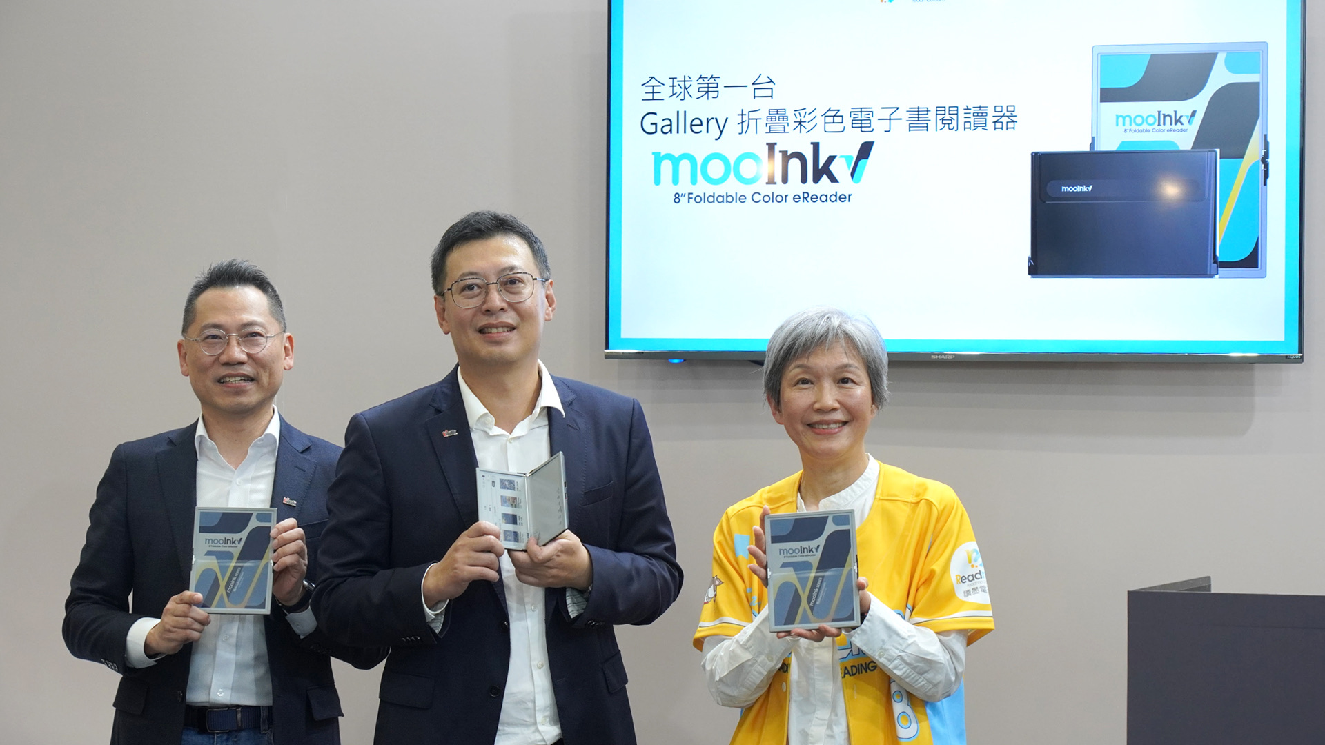 （從右至左）Readmoo讀墨電子書執行長龐文真、元太科技董事長李政昊、元太科技協理劉大經