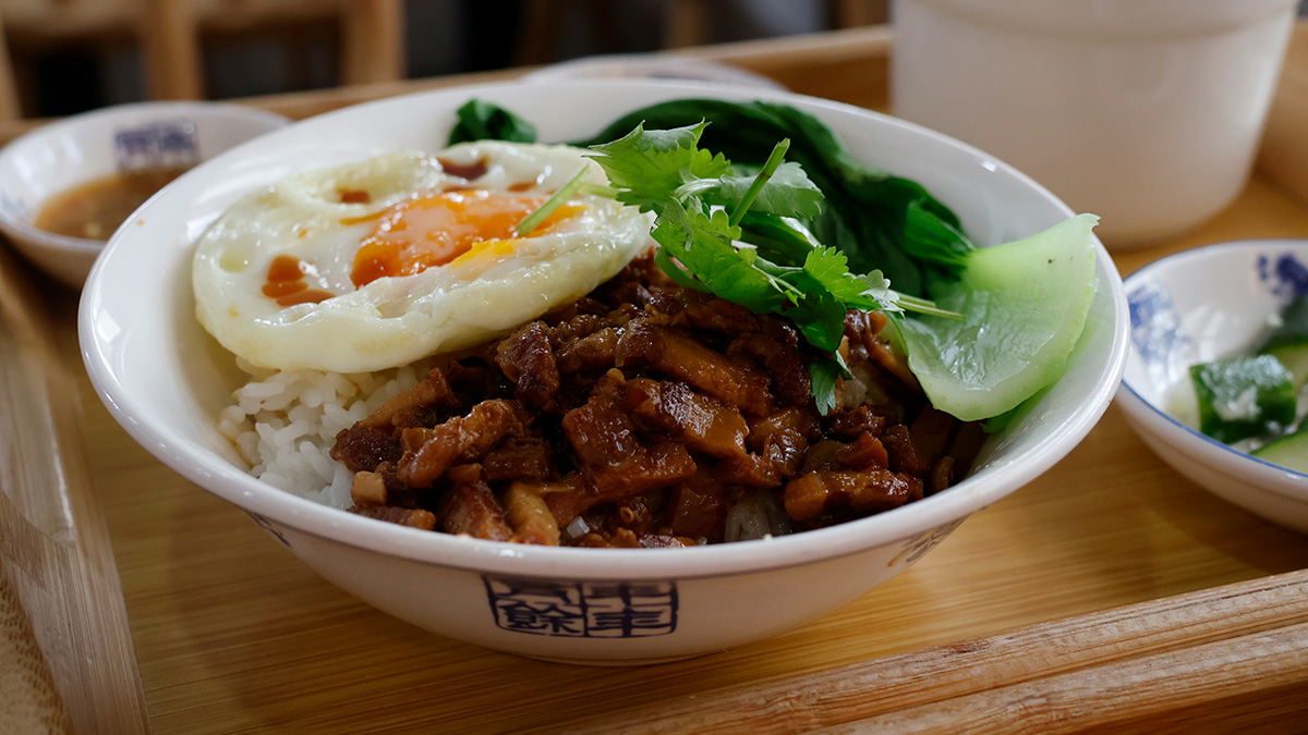 一碗滷肉飯,成了殺手愛子的救贖與歸途