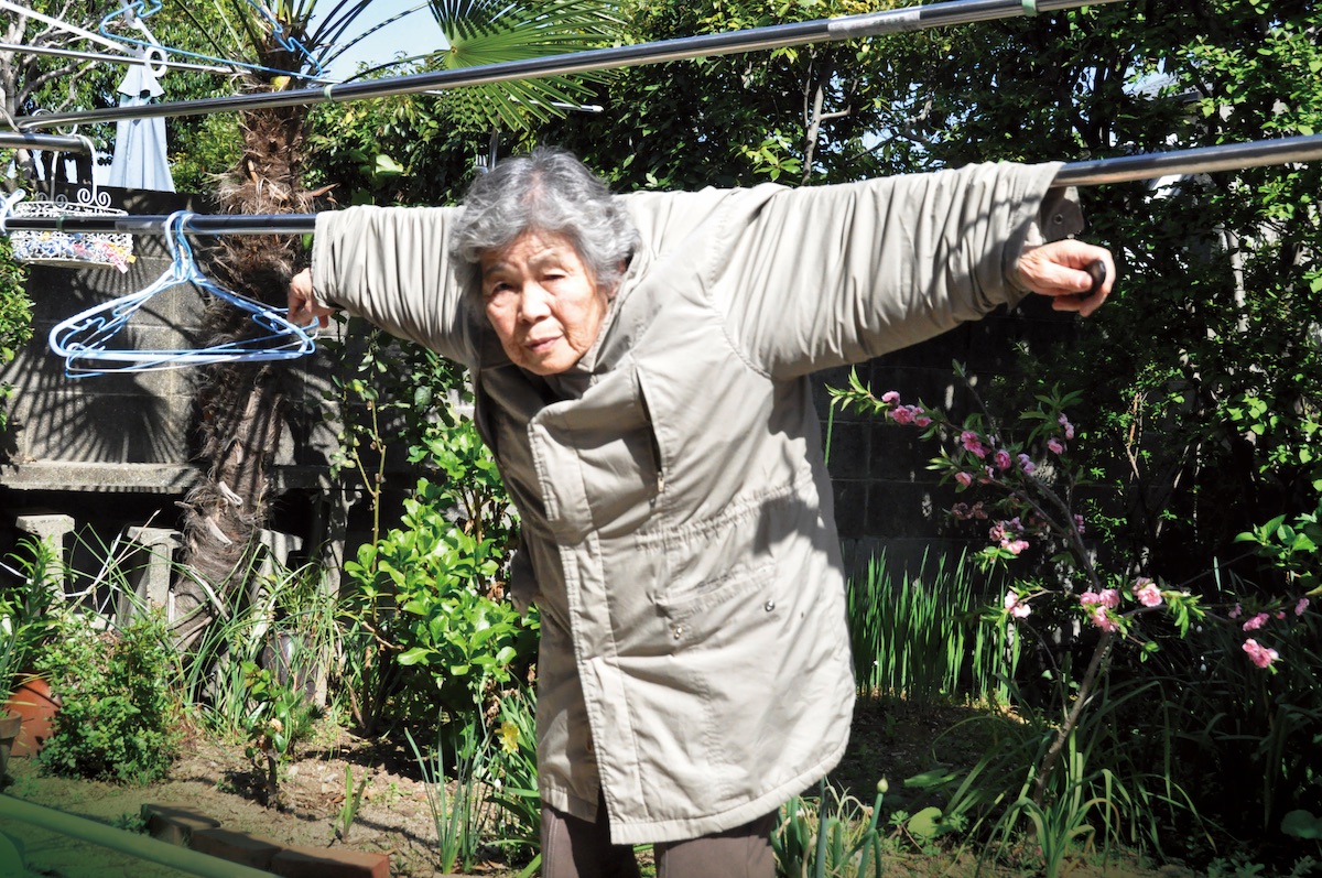 首場個展靠「自虐照片」聲名大噪！94歲阿嬤的專長是自拍