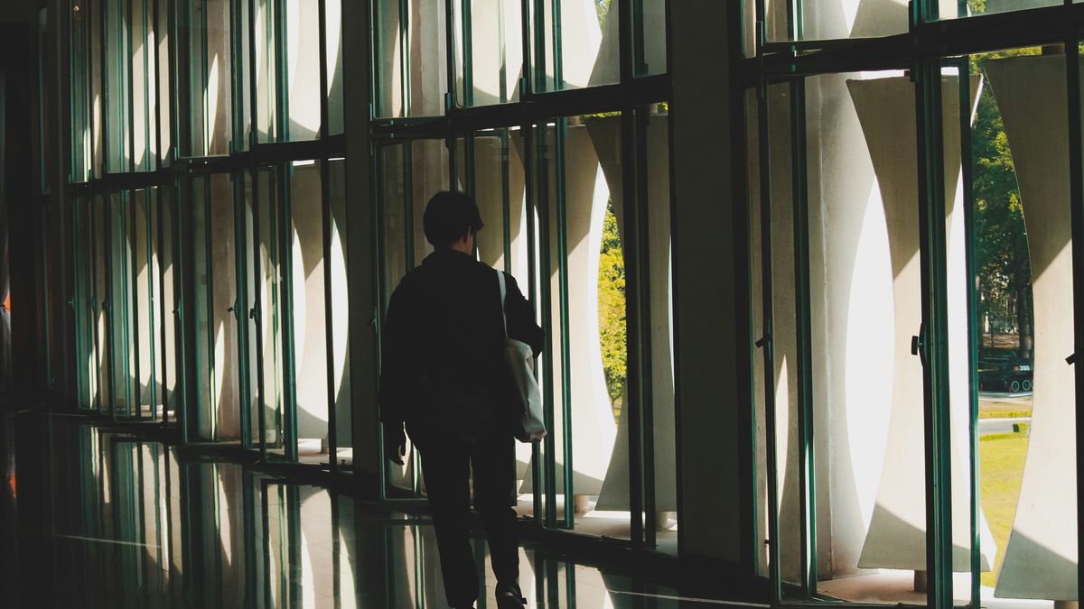 【讀者舉手】兒童防護網的裂痕,不穩定的原生家庭帶給孩子及社會的長期影響:《獻給活在監獄的你們》