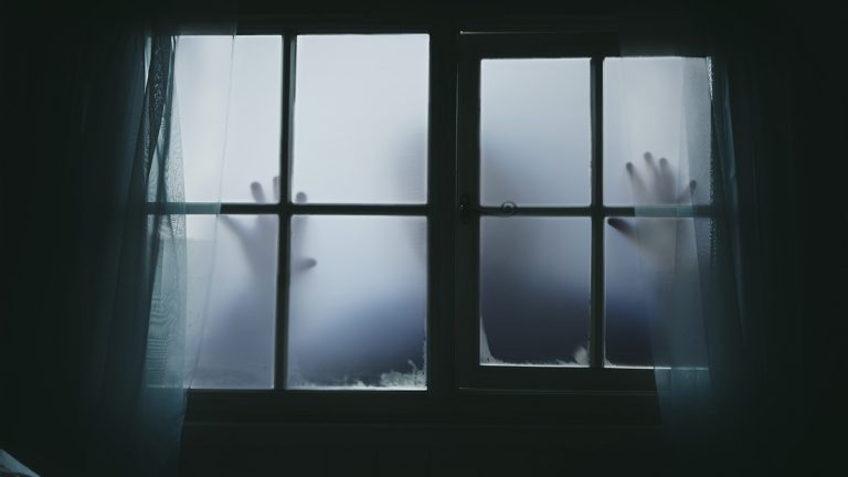「我爸拿刀要殺我！」逃出家門的高中生