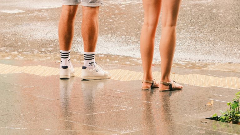 在一場透明的雨中相遇，不、是重逢。