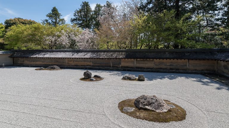 京都必看！龍安寺：枯山水庭園蘊含四大謎團