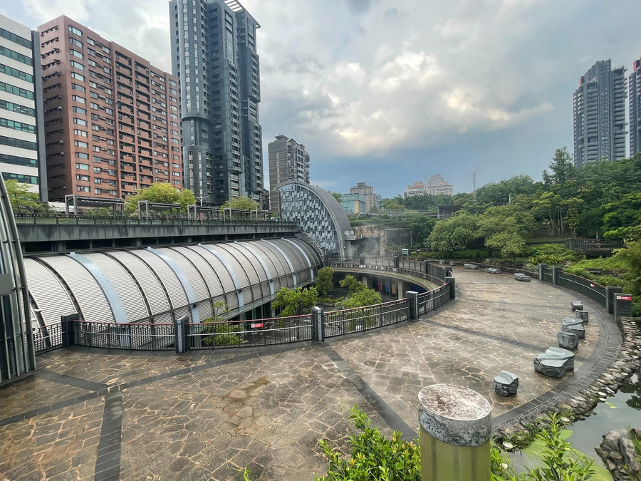 【讀者舉手】陽光下的城市微光:讀《藏身臺北》,在兩年未歸的記憶裡尋找懂你的角落
